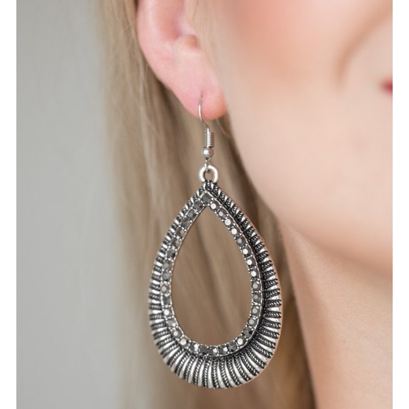 Host Pick🎉🆕 BOUTIQUE SILVER TEARDROP EARRINGS - Picture 2 of 2